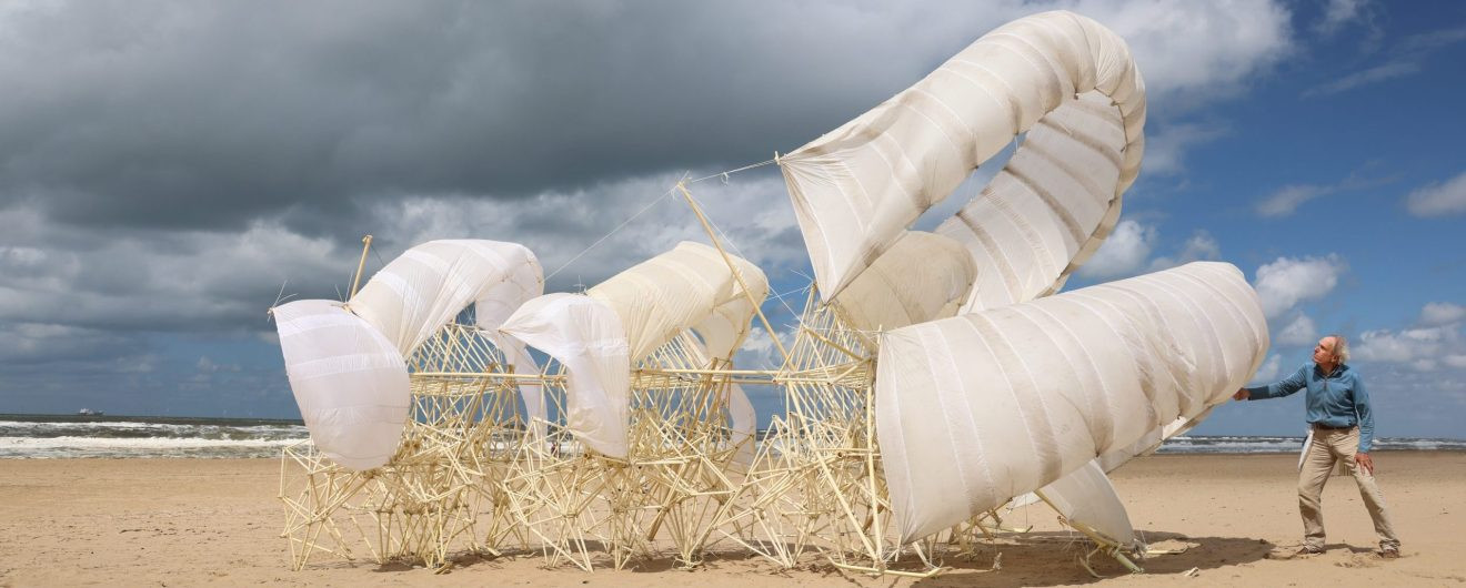 Strandbeest-met-Theo-Jansen-scaled-e1701253187715-1320x530.jpg